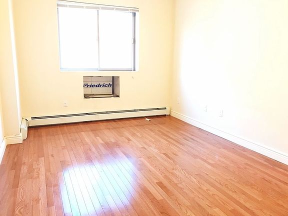 4th image of 2825 36th St APT 4R