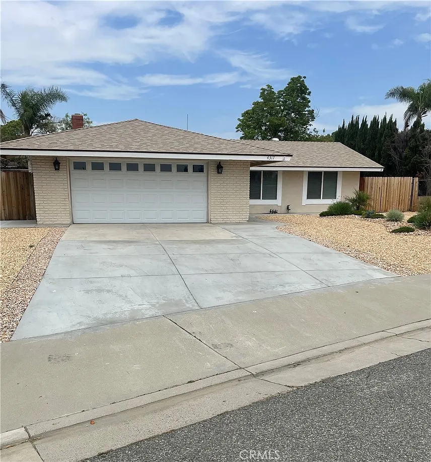 3 bed, 1110 sqft, $2,885 — Photo 2