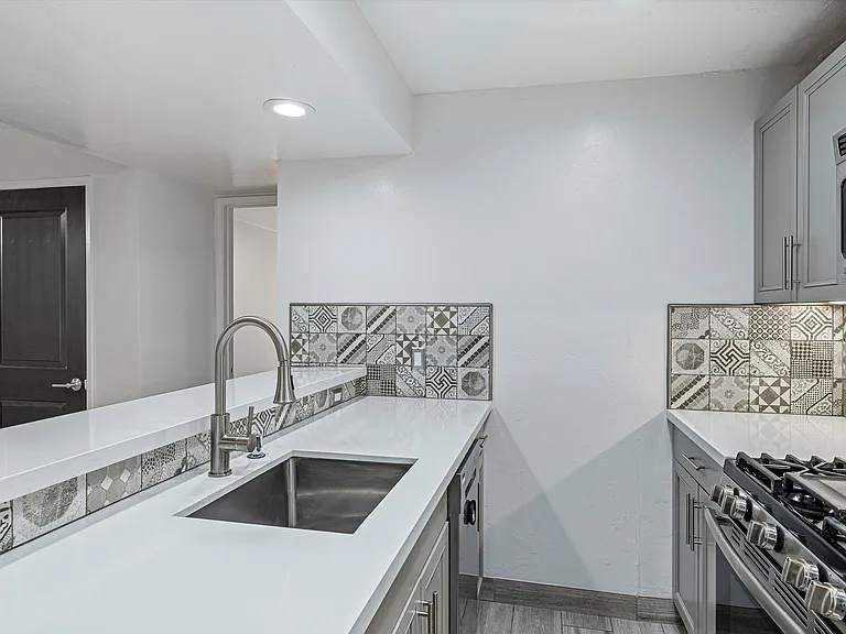 Riverside Suites — Photo 70