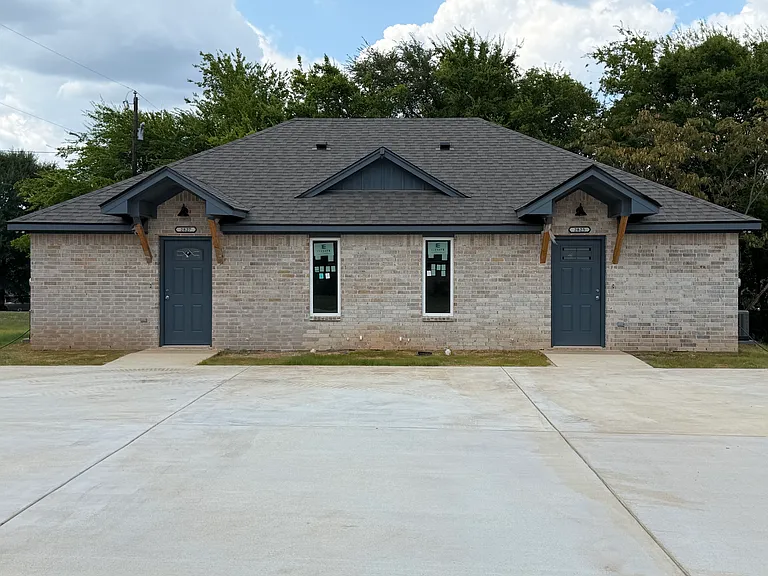 2825 Sara St — Photo 2