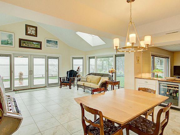 3rd image of 533 W Lake Park Pl