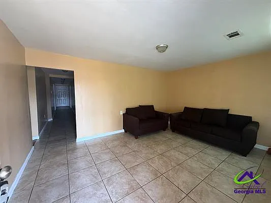 5 bed, 1404 sqft, $1,600 — Photo 3