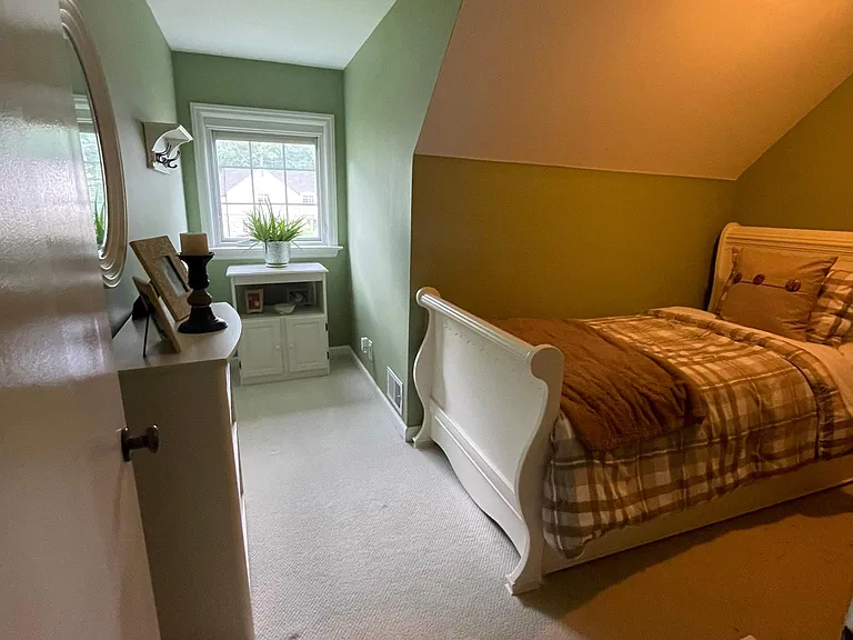 4th bedroom/playroom/nursery (no closet)