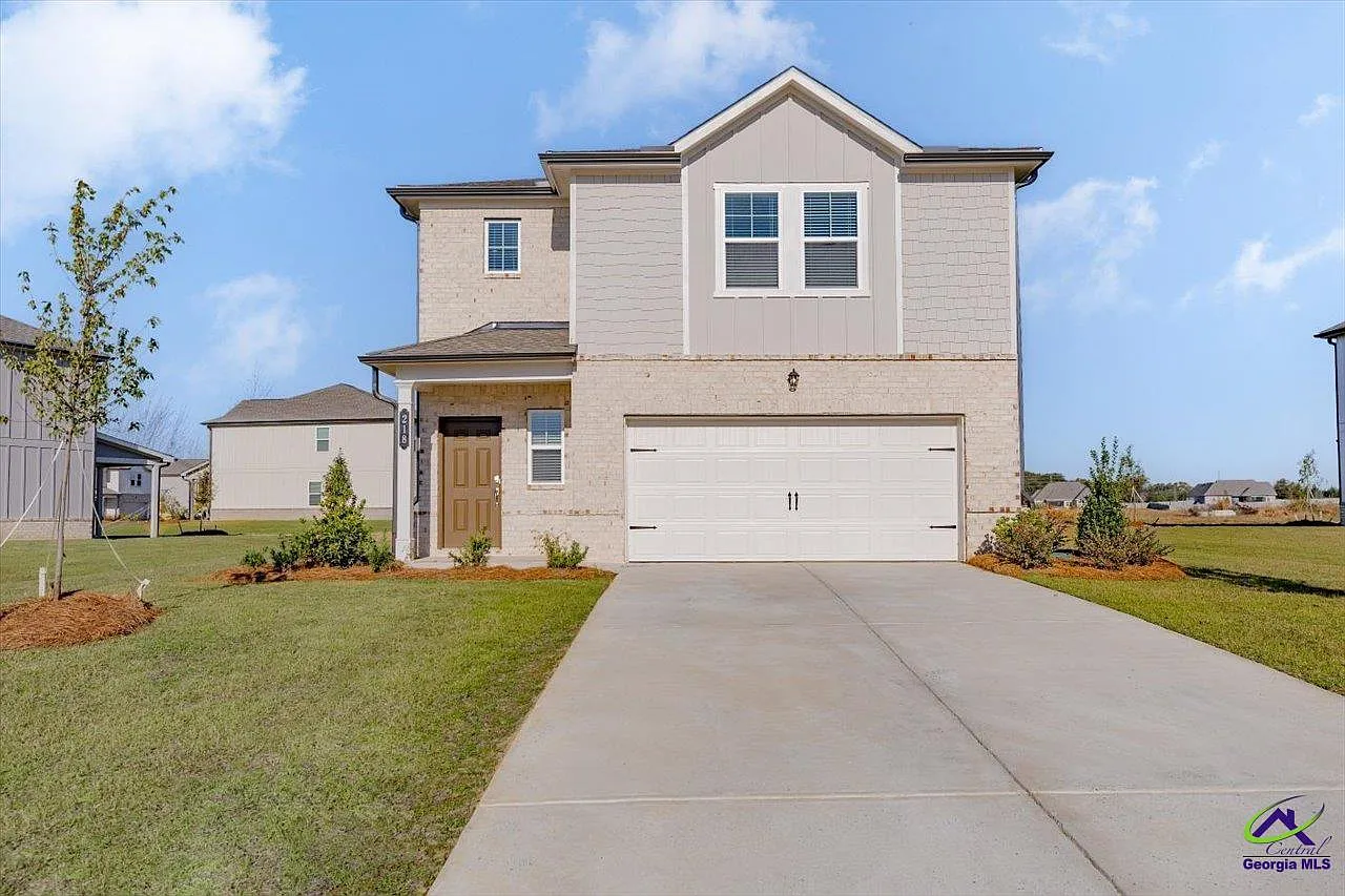 4 bed, 2.5 bath, 1950 sqft, $2,400 — Photo 1