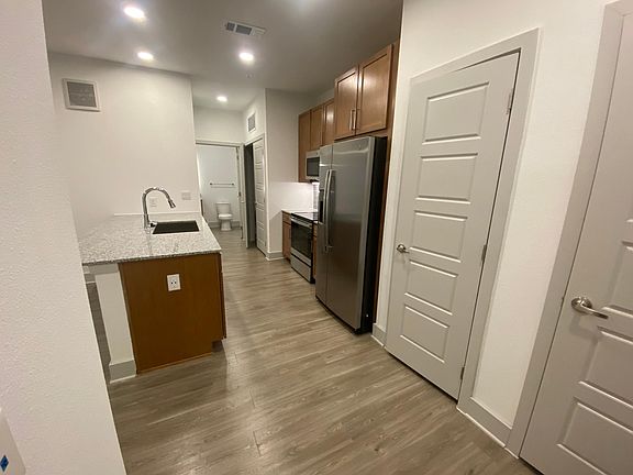 3rd image of 204 N Brushy St