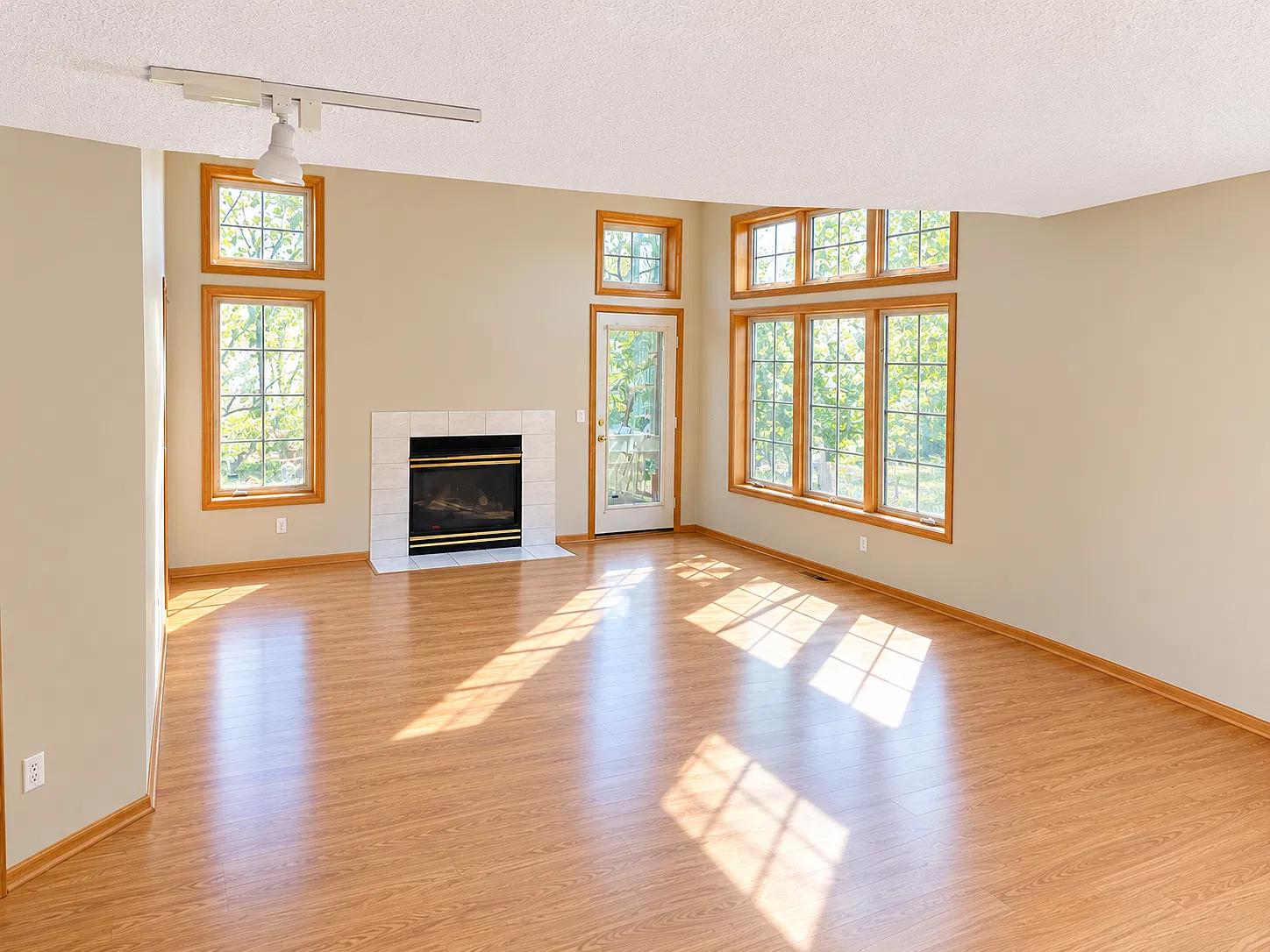2 bed, 2.5 bath, 1804 sqft, $2,500 — Photo 2