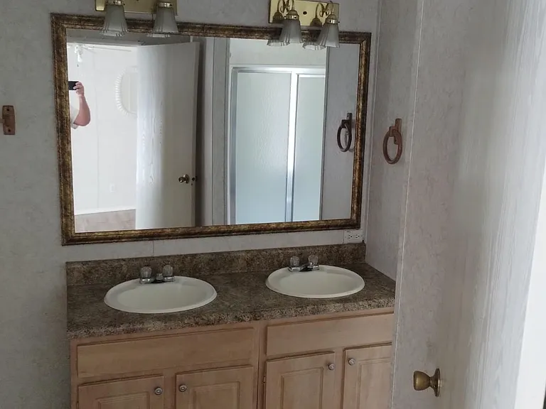 143 SE Laurence Ct — Photo 14