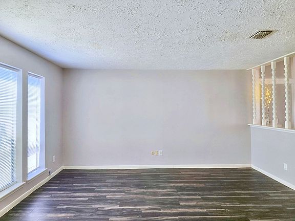 4th image of 911 Park Wind Dr