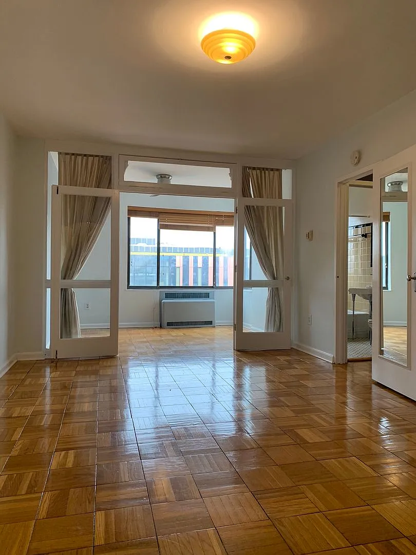 Top Floor Efficiency off Dupont Circle with Amazing City View!! — Photo 3