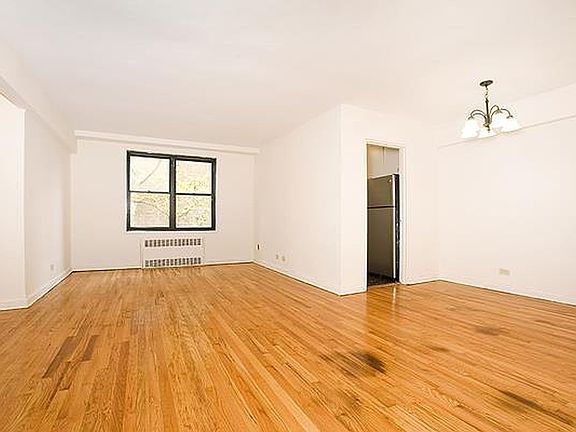 3rd image of 140-23 Burden Cres Unit 306