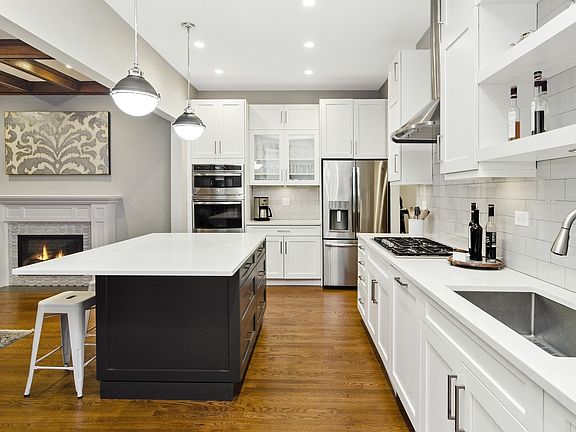 4th image of 823 W Lakeside Pl APT 3W