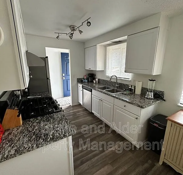 5934 SW 30th Ave — Photo 3