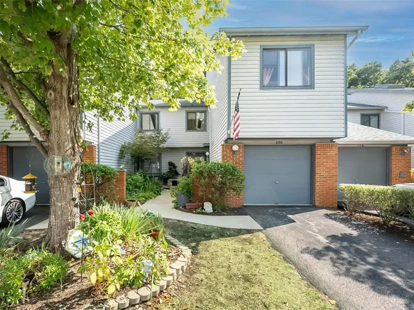 738 Windy Ridge Dr, Ballwin, MO 63021