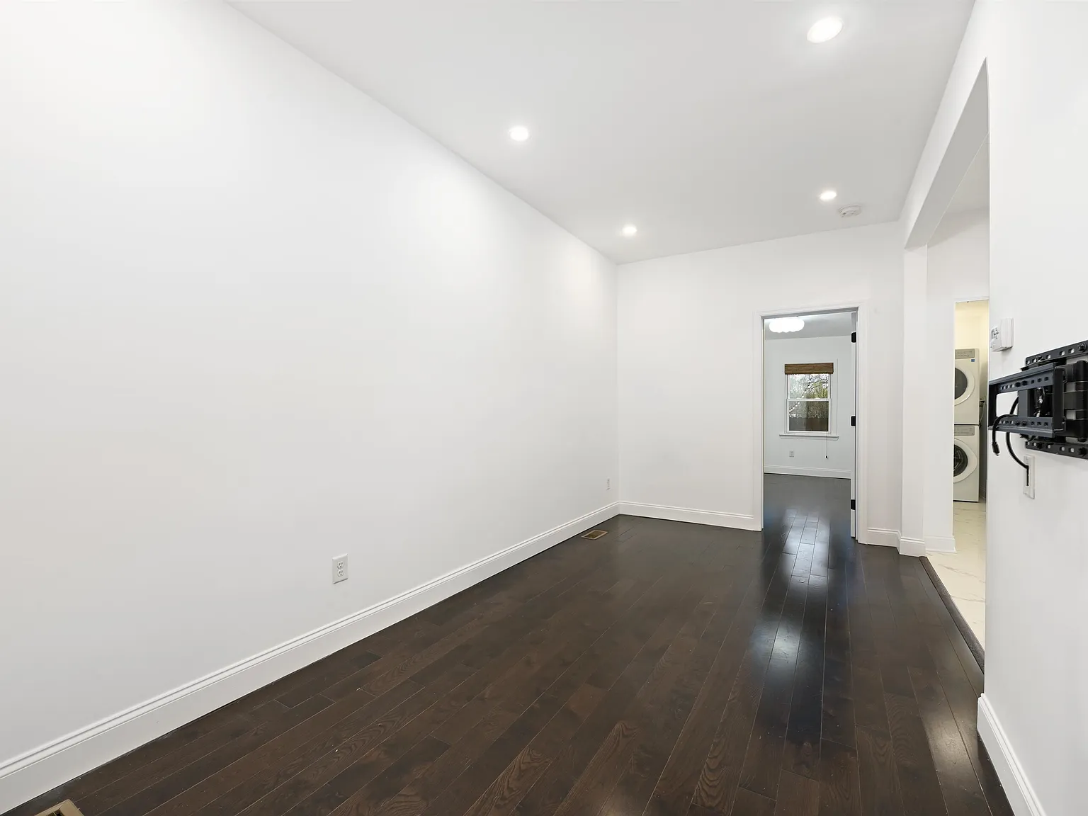 2 bed, 1.0 bath, 750 sqft, $2,350 — Photo 3