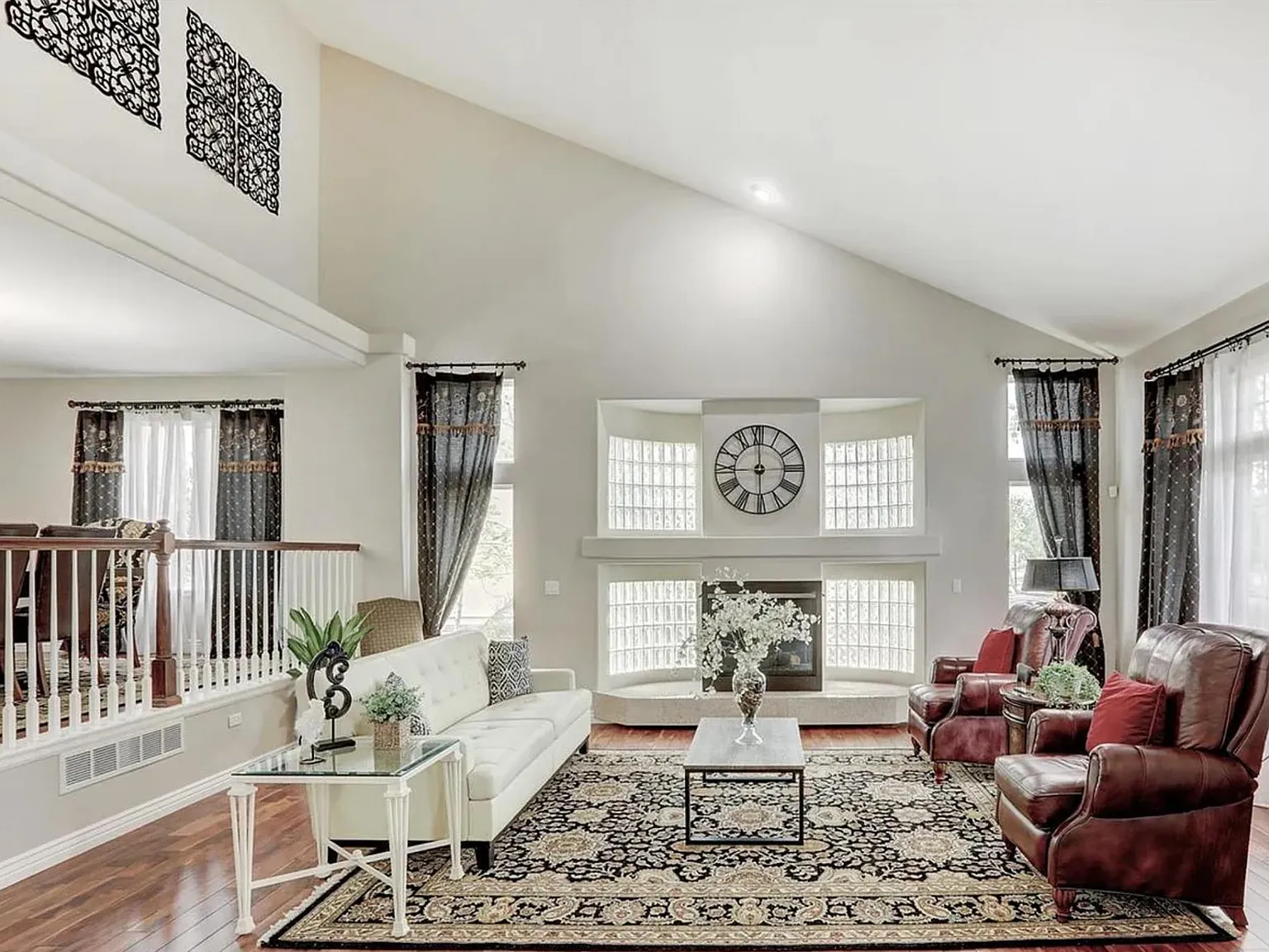 5 bed, 4900 sqft, $5,300 — Photo 4