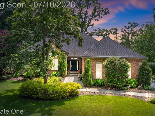 3633 Orion Oaks Dr, Lake Orion, MI 48360