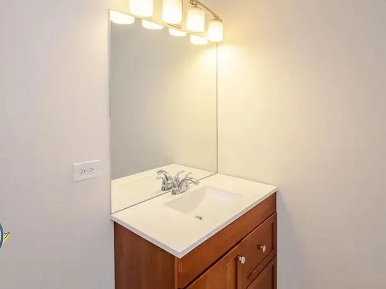 Remodeled Wrigleyville Apts! — Photo 10