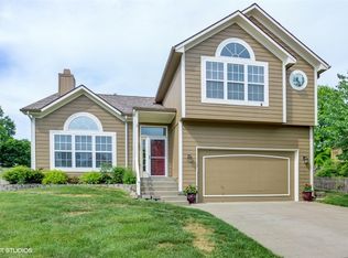 300 Killarney Ln, Smithville, MO 64089