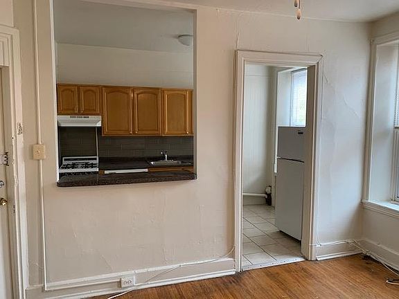 4th image of 2211 Saint James St #3R