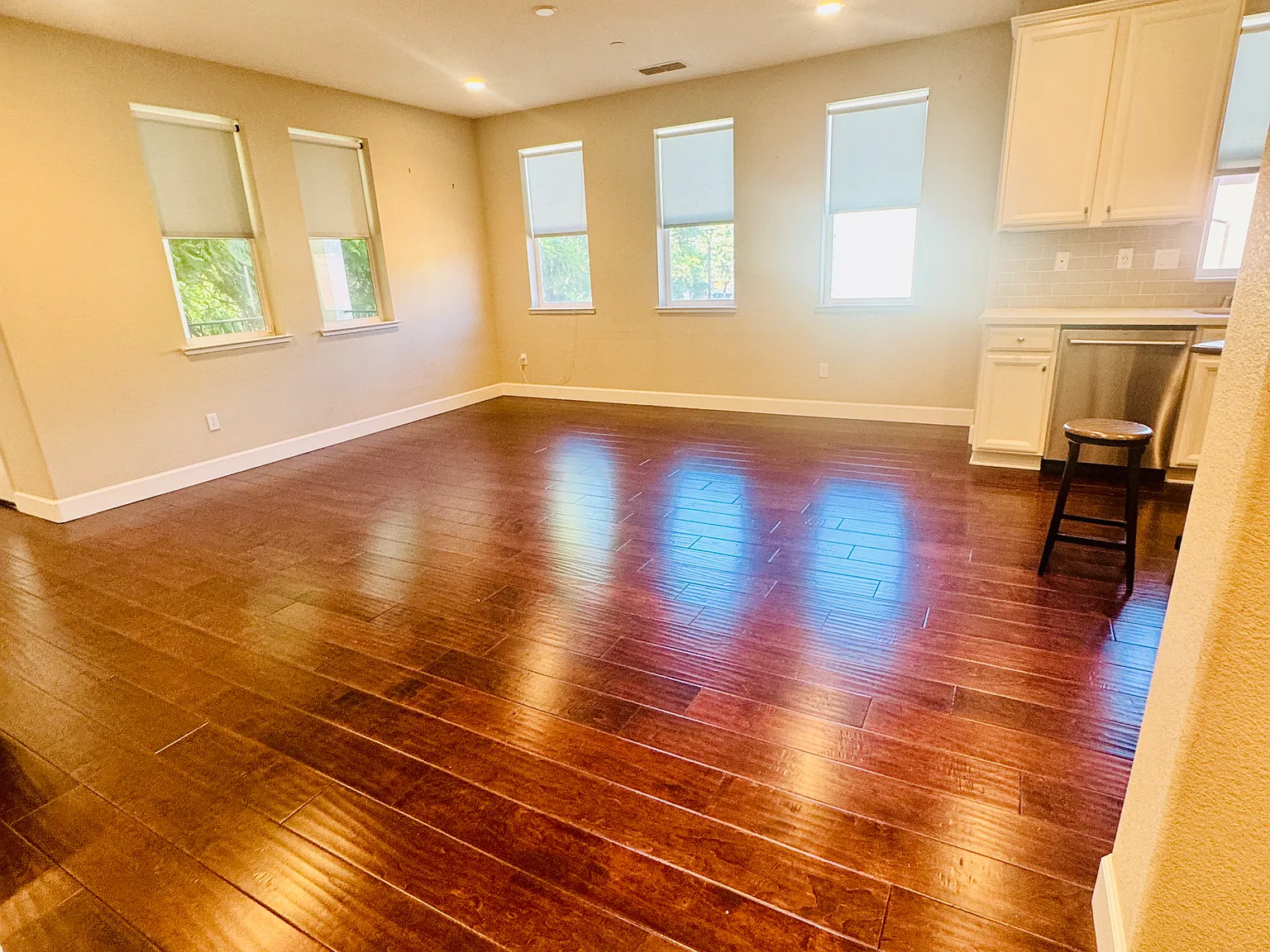 2 bed, 2.5 bath, 1303 sqft, $4,100 — Photo 3