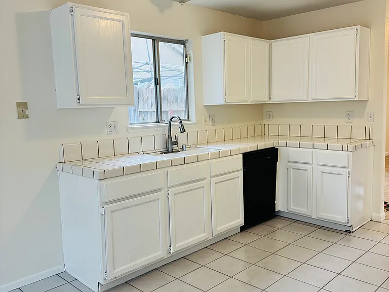 9004 Pine Ridge Way — Photo 6