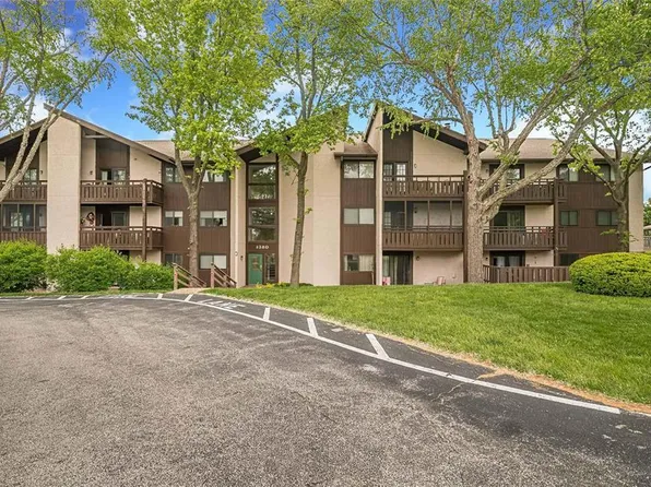 1380 Heritage Lndg APT 203, Saint Charles, MO 63303