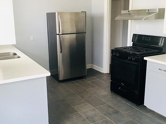 Spacious kitchen, new tile flooring
