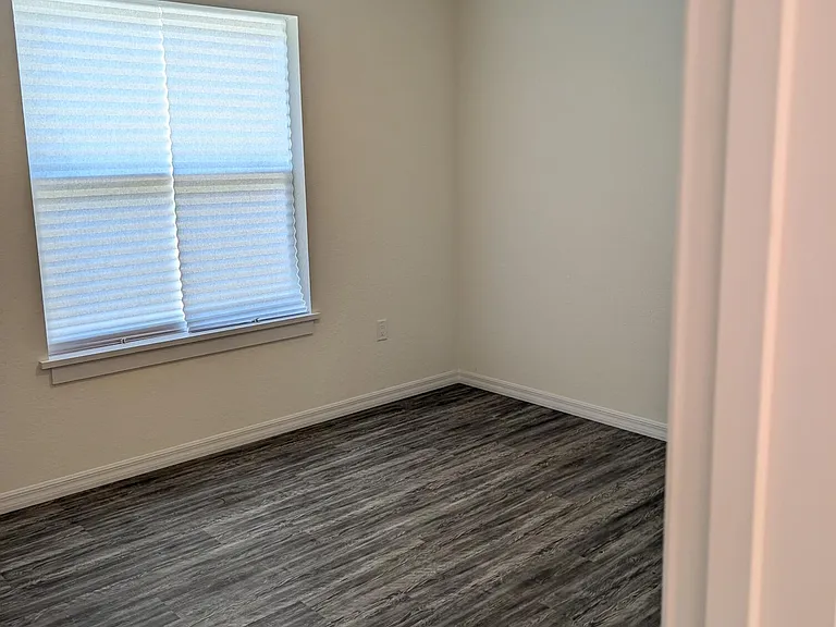 821 NE 10th St #1 — Photo 10