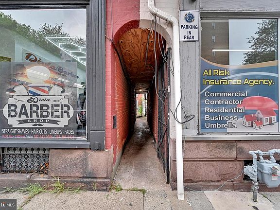 4th image of 835 Washington St