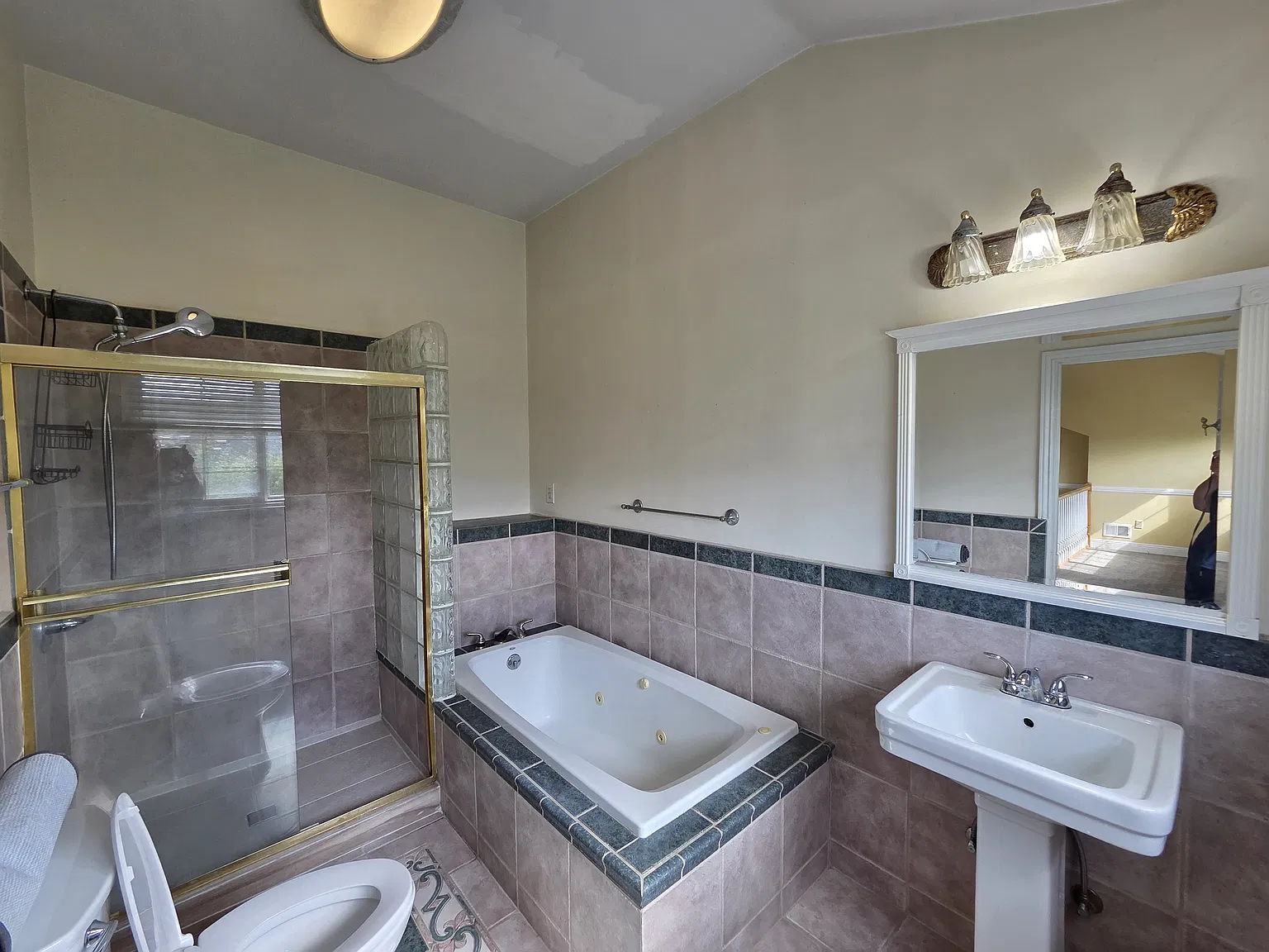 4 bed, 2209 sqft, $6,200 — Photo 4