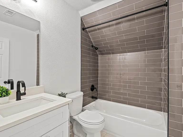 Full bathroom - upstairs