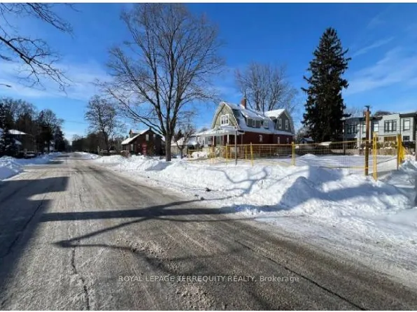 52 Forest Ave, Mississauga, ON L5G 1L2