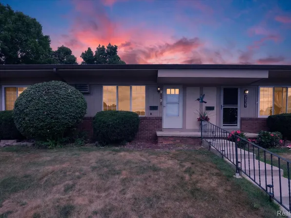 25325 Potomac Dr #3, South Lyon, MI 48178