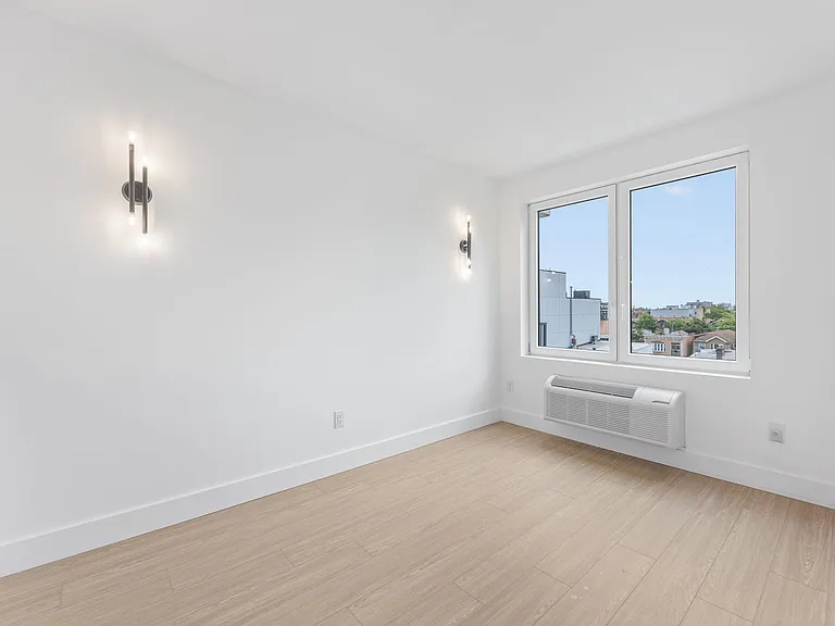 134 Erasmus St #4R — Photo 15