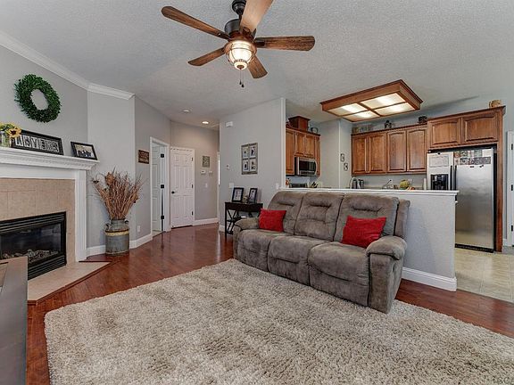 5th image of 145 Golden Leaf Ct