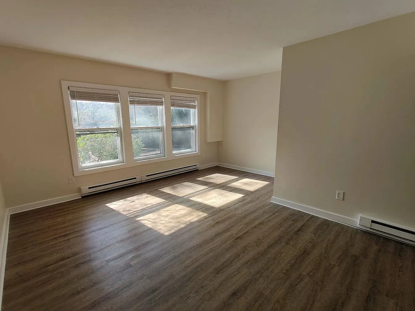 Cozy 3 Bedroom Apartment - Low Move-In Costs! — Photo 3