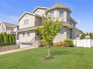 22 Sintsink Dr, Pt Washington, NY 11050