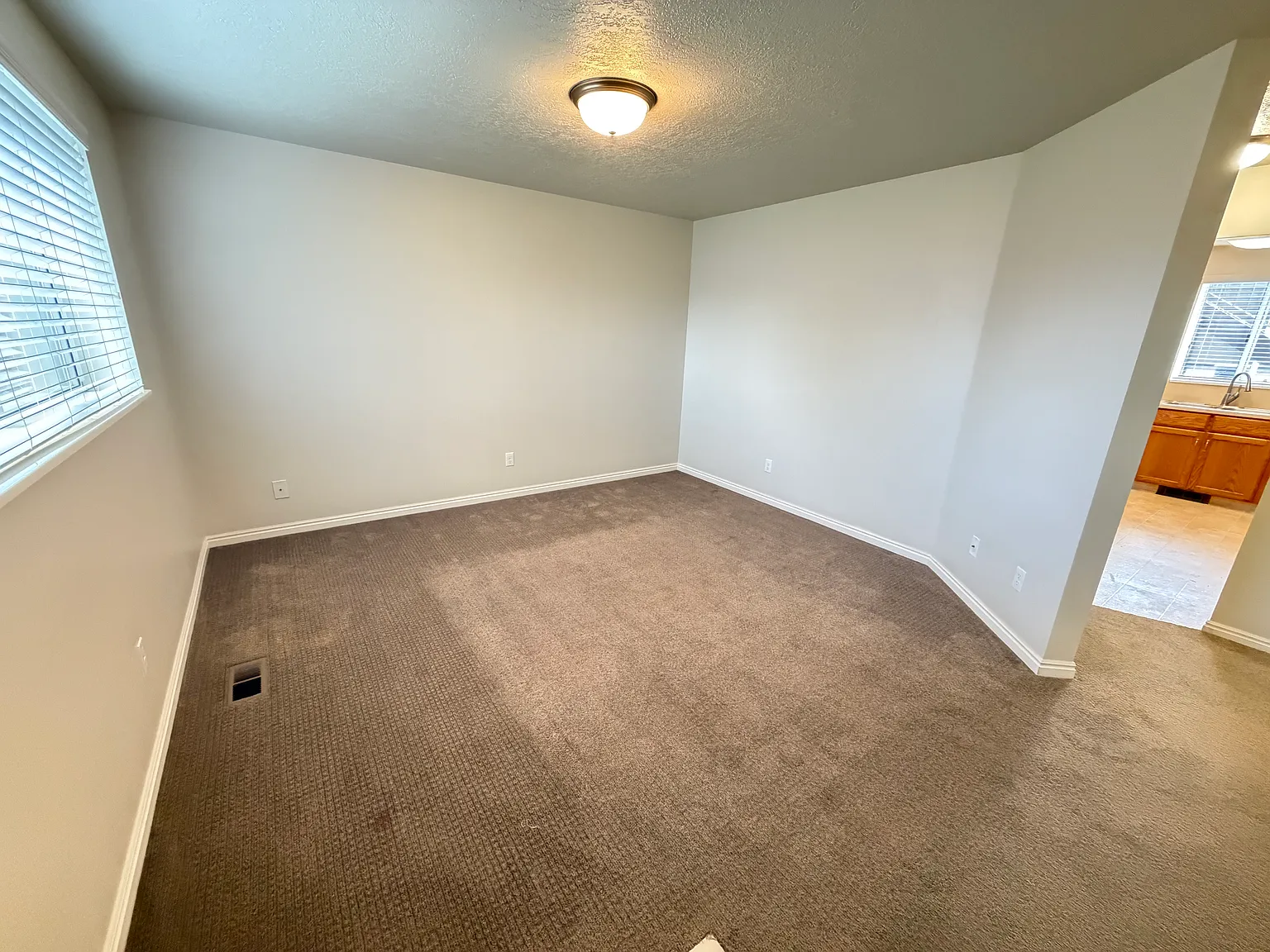 2 bed, 900 sqft, $1,250 — Photo 3
