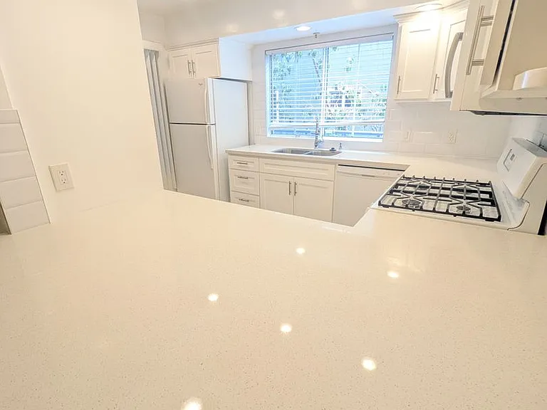 615 N Hayworth Ave — Photo 11