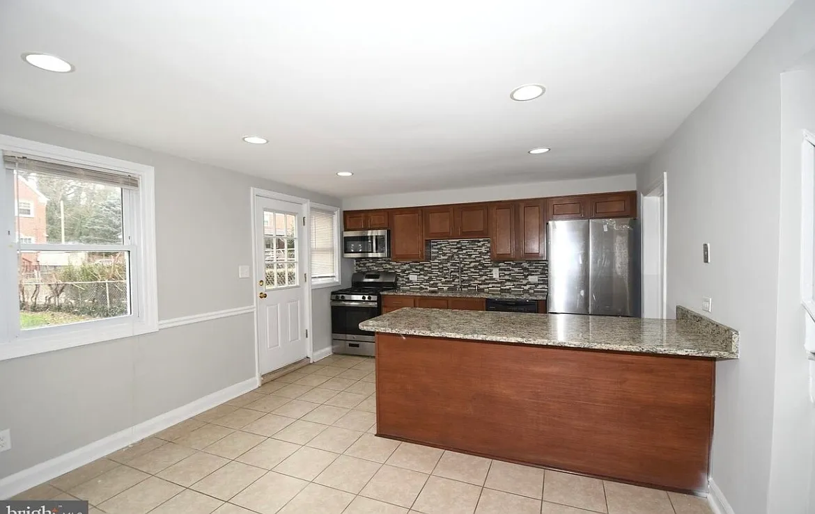 4 bed, 1920 sqft, $3,000 — Photo 2