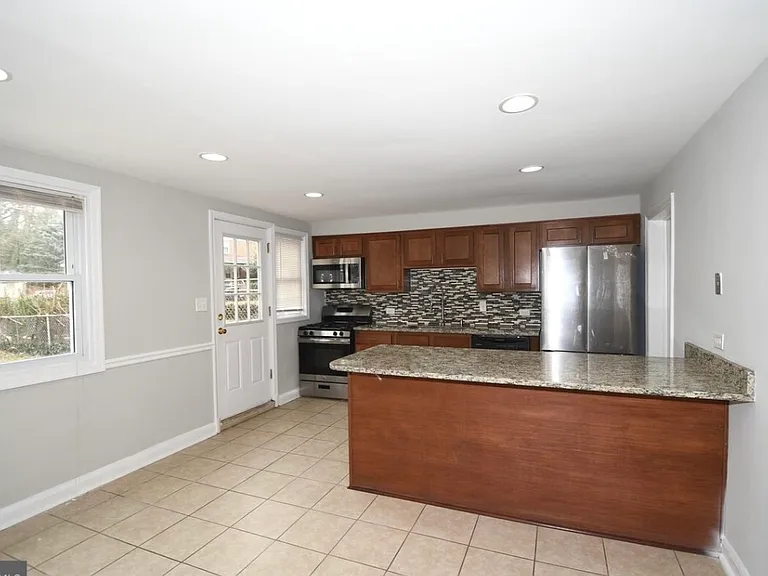 1193 Granville Rd — Photo 2