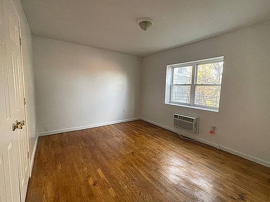 5th image of 1754 Undercliff Ave Floor 2