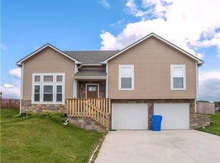 215 Whilshire Dr, Tonganoxie, KS 66086