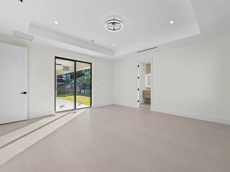 621 NW 42nd Ave — Photo 35