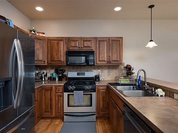 3rd image of 996 Saxon Way APT B