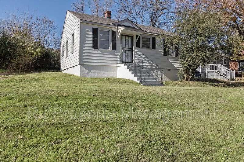 3 bed, 1.0 bath, 896 sqft, $1,095 — Photo 2