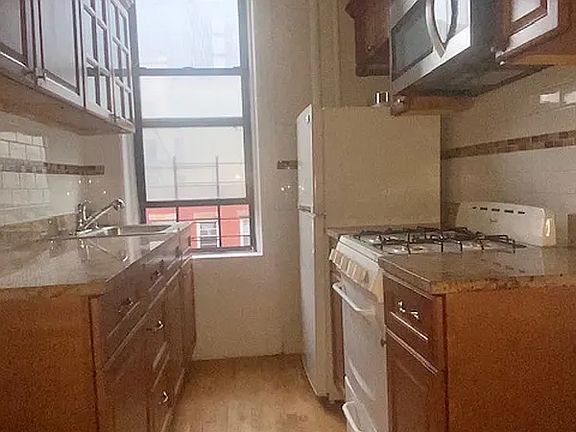 4th image of 327 E 3rd St APT 3D