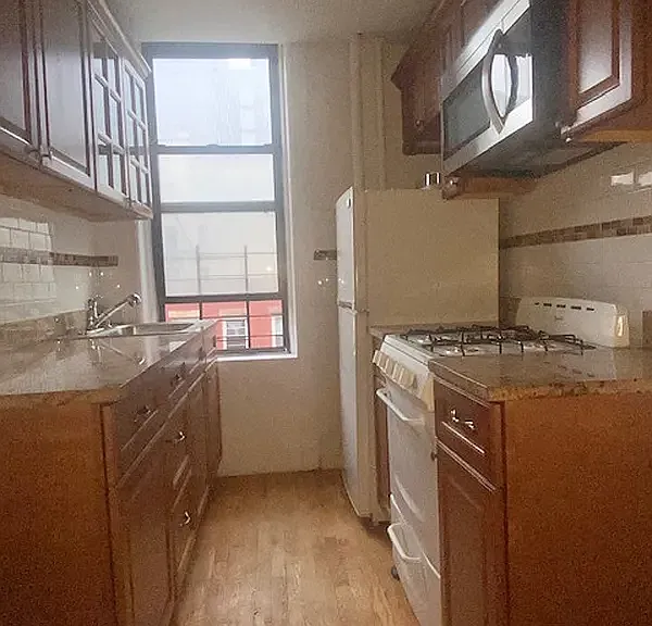 327 E 3rd St #3D — Photo 4