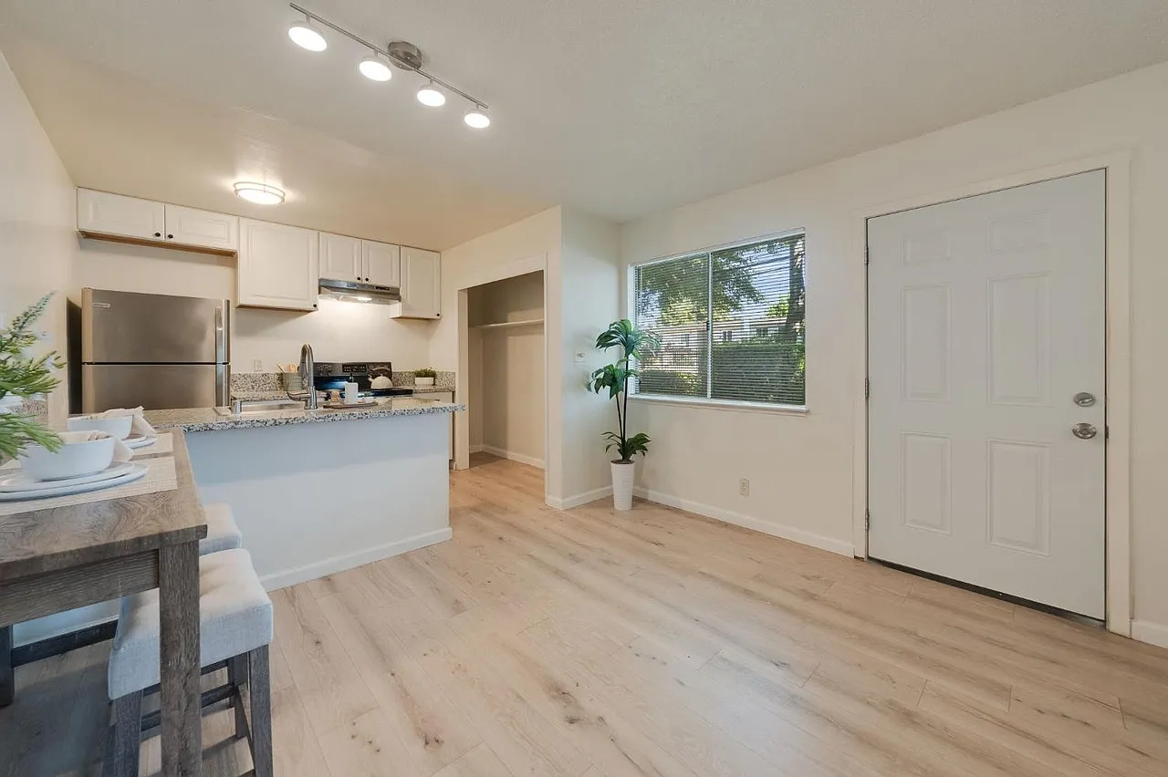 10795 Coloma Rd photo 1