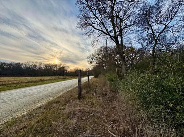 10075 River Ridge Dr, Hearne, TX 77859